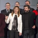 La presidenta de la Junta, Susana Díaz, junto a Luciano Alonso y a representantes del sector del cine en Andalucía