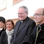 De izquierda a derecha, el obispo de Ávila, Jesús García Burillo; la rectora de la UCAV, María del Rosario Sáez Yuguero; la presidenta del Consejo Directivo de la UCAV, Lydia Jiménez; el Observador Permanente de la Santa Sede, Fernando Chica Arellano, que ha impartido la lección inaugural; y los rectores de la Universidad San Dámaso, Javier María Peñas; y de la Isabel I, Alberto Gómez