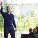 Tim Cook muestra ante un grupo de empleados el IPhone número 1.000 millones, comprado por uno de sus trabajadores