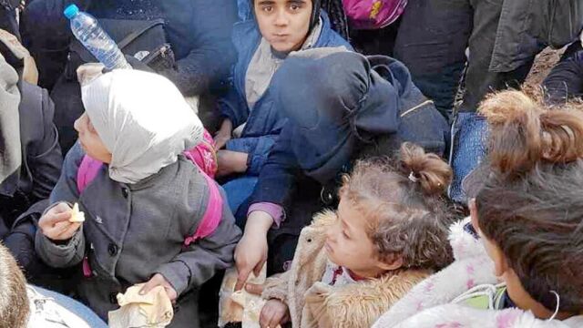 Una multitud de sirios esperan para evacuar el barrio de Al Salhen en el este de la ciudad de Alepo, ayer, tras el cese de los bombardeos