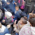 Una multitud de sirios esperan para evacuar el barrio de Al Salhen en el este de la ciudad de Alepo, ayer, tras el cese de los bombardeos