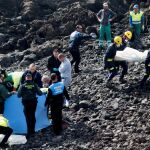 Efectivos policiales en la playa Bastián de Costa Teguise, donde seis inmigrantes magrebíes han fallecido