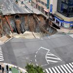 Un enorme hundimiento de tierra provoca el caos en la ciudad nipona de Fukuoka