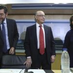 El ministro de Hacienda, Cristóbal Montoro (c), la vicepresidenta del Gobierno, Soraya Sáenz de Santamaría, y el secretario de Estado de Presupuestos, Alberto Nadal (i).