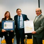 El gerente de Atención Primaria, Enrique Delgado; la directora de AENOR, Inmaculada García; el consejero de Sanidad, Antonio María Sáez Aguado; el secretario general de Club Excelencia en Gestión, Ignacio Babé y el delegado de la Junta, Manuel López durante el acto de entrega del certificado EFQM 500+ al Complejo Hospitalario de Sori