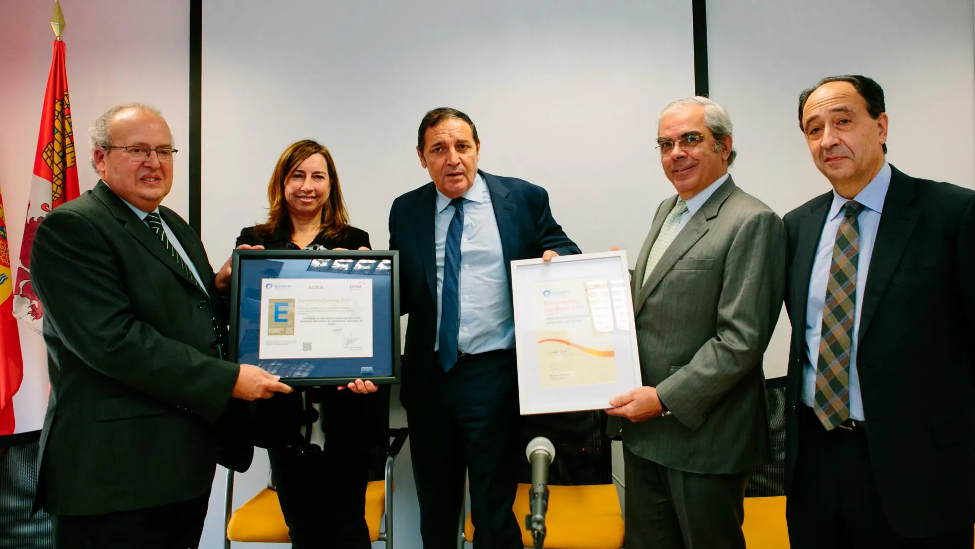 El gerente de Atención Primaria, Enrique Delgado; la directora de AENOR, Inmaculada García; el consejero de Sanidad, Antonio María Sáez Aguado; el secretario general de Club Excelencia en Gestión, Ignacio Babé y el delegado de la Junta, Manuel López durante el acto de entrega del certificado EFQM 500+ al Complejo Hospitalario de Sori
