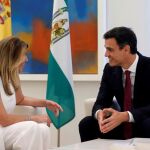 El presidente del Gobierno, Pedro Sánchez, y la presidenta de la Junta de Andalucía, Susana Díaz, iz., durante la reunión que mantuvieron hoy en el Palacio de La Moncloa / Efe