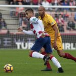 Andrea Pereira, iz, del Granada y Mike N'Zonzi, d., del Sevilla durante en el partido de la 14º LaLiga Santander que se disputa en el estadio de Los Carmenes