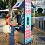 Telefónica y la startup iUrban están transformando las tradicionales cabinas telefónicas en oficinas turísticas portátiles que sirven también como puntos de recarga del móvil.
