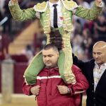 El diestro Paco Ureña da la vuelta el ruedo a hombros tras cortar una oreja a su segundo toro, durante la corrida de la Feria del Pilar de Zaragoza
