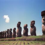 Algunas de las famosas estatuas de piedra de Isla de Pascua