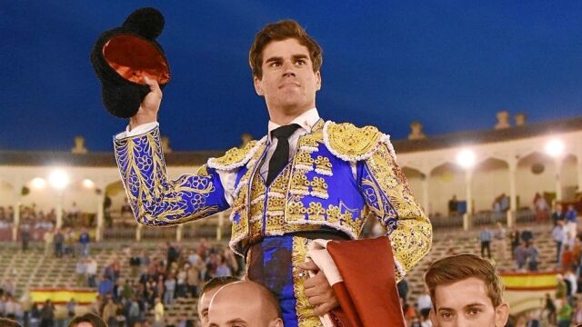 Rubén Pinar saliendo por la puerta grande de Albacete tras cortar tres orejas