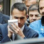 El líder del M5E, Luigi de Maio, habla por teléfono tras abandonar ayer el Parlamento