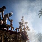 La imagen del Cristo de la Victoria de la Hermandad de Los Mutilados procesionan por las calles de Huelva durante el Domingo de Ramos