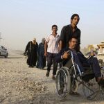 Desplazados huyen de Mosul por los combates entre las fuerzas iraquíes y los miembros del Estado Islámico.