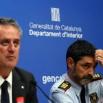 El conseller de Interior, Joaquim Forn (L) y el jefe de los Mossos, Josep Lluis Trapero.