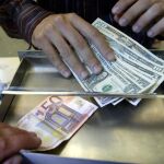 El euro ha llegado a cambiarse casi en paridad