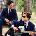 Santi Trillo, el hijo del ex ministro de Defensa de Aznar, posa con una guitarra