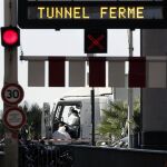Investigadores de la policía en la cabina del camión que anoche arrolló a una multitud que presenciaba los fuegos artificiales de la fiesta nacional