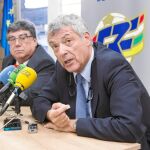 Ángel María Villar, ayer en Logroño, junto al presidente de la Federación Riojana, Jacinto Alonso, que acaba de ser reelegido
