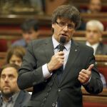 El presidente de la Generalitat, Carles Puigdemont, hoy una sesión de control en el Parlament de Cataluña