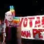 Imagen del joven a punto de golpear la imagen de Rajoy en las fiestas populares de Argentona (Barcelona)