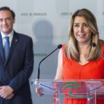 Susana Díaz animó ayer a las universidades a alcanzar un acuerdo sobre financiación, en el acto de presentación del nuevo rector de la UCO (Foto: La Razón)