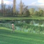 Paco León celebra su millón de seguidores en Instagram corriendo desnudo por el campo