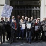 Miembros de la marea blanca se concentraron ayer en Sevilla