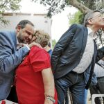 El secretario de Organización del PSOE, José Luis Ábalos, junto al de Valencia, Ximo Puig, saludan ayer a unas militantes del partido en la Fiesta de la Rosa celebrada en Torrente (Valencia)