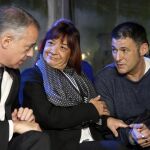 El lehendakari en funciones, Iñigo Urkullu (i), conversa con varias víctimas de ETA entre ellas Dori Moreno cuyo padre falleció en un atentado de ETA