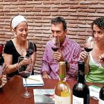 Numerosas bodegas de la Región ofrecen visitas a sus instalaciones que finalizan con una cata guiada por un profesional
