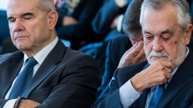 Manuel Chaves y José Antonio Griñán, ayer en la última sesión del juicio de los ERE (Foto: Efe)