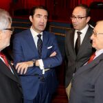 El consejero Juan Carlos Suárez-Quiñones conversa con Eduardo Montes y Víctor Alonso, entre otros, en la sesión anual del Colegio de Psicólogos de Castilla y León