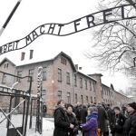 Imagen del campo de concentración de Auschwitz, cuyo lema en la puerta es «El trabajo os hará libres»