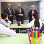 Rafael van Grieken visita uno de los talleres de igualdad en un colegio de Primaria