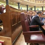 El ausente. El hasta ahora secretario general del PSOE, Pedro Sánchez, no acudió ayer al Congreso, dejando su nuevo escaño vacío junto al de Patxi López y debajo del de Eduardo Madina
