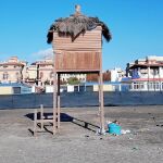 Un joven pasea por la playa de Ostia, donde residen 200.000 personas y uno de los destinos vacacionales favoritos de los urbanitas romanos