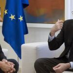 El presidente del Gobierno, Mariano Rajoy (d), recibe al líder del PSOE, Pedro Sánchez (i), esta tarde en el Palacio de la Moncloa.
