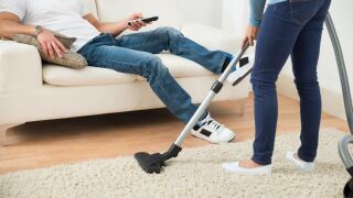 Las mujeres han continuado con las labores de limpieza durante el confinamiento