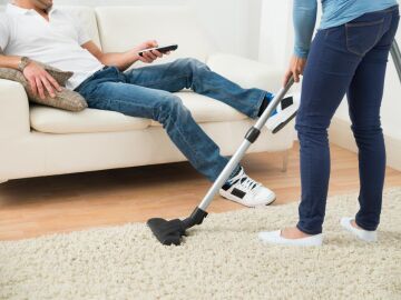 Las mujeres han continuado con las labores de limpieza durante el confinamiento