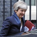 Theresa May saliendo del Parlamento de Londres