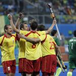 Roc Oliva, centro, celebra con sus compañeros el triunfo de España ante Brasil