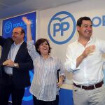 Juanma Moreno señaló que con la entrada del verano «en las distintas provincias andaluzas ya están empezando a saltar las alarmas sobre los recortes en sanidad». En la imagen, junto a Soraya Sáenz de Santamaría y Sebastián Pérez en un encuentro con afiliados en Granada (Foto: Efe)