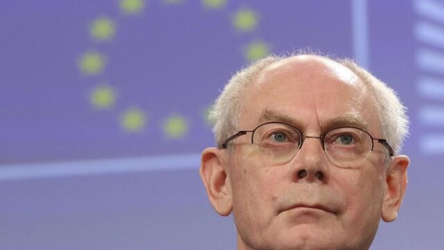 JW12 BRUSELAS (BÉLGICA) 27/11/2012.- El presidente del Consejo Europeo Herman Van Rompuy, ofrece una rueda de prensa tras su reunión con organizaciones filosóficas no confesionales en Bruselas (Bélgica) hoy, martes 27 de noviembre de 2012. La reunión se ha mantenido para hablar sobre la solidaridad entre generaciones y los retos demográficos en Europa. EFE/Julien Warnand
