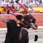 El banderillero Pablo Saugar «Pirri» es cogido durante la tercera corrida de los Sanfermines 2017.
