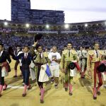 Los diestros José Mari Manzanares, Julián López "El Juli", Morante de la Puebla, Alejandro Talavante, José Tomás, y Juan José Padilla, abandonan la plaza juntos tras el festejo taurino de homenaje a Víctor Barrio celebrado esta tarde en Valladolid.
