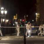 Mossos d´Esquadra, de la brigada científica, trabajan esta noche en el lugar del atentado