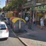 Imagen de contenedores junto al número 89 de la calle Laguna de Carabanchel