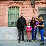 David Sánchez y Ljubica Merzán, junto a sus tres hijas: Rubí, Alba y Dara, de 2, 5 y 18 años / Cipriano Pastrano